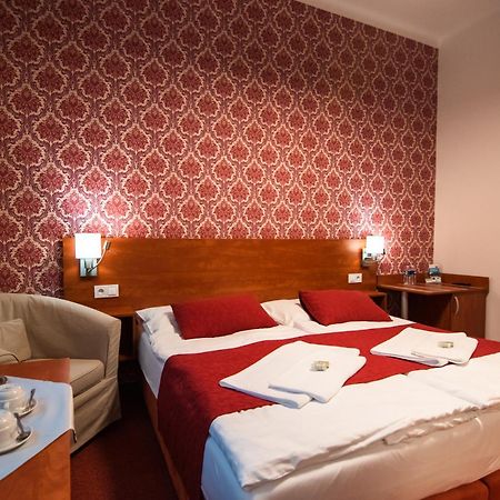 דצ'ין Hotel U Kaple מראה חיצוני תמונה